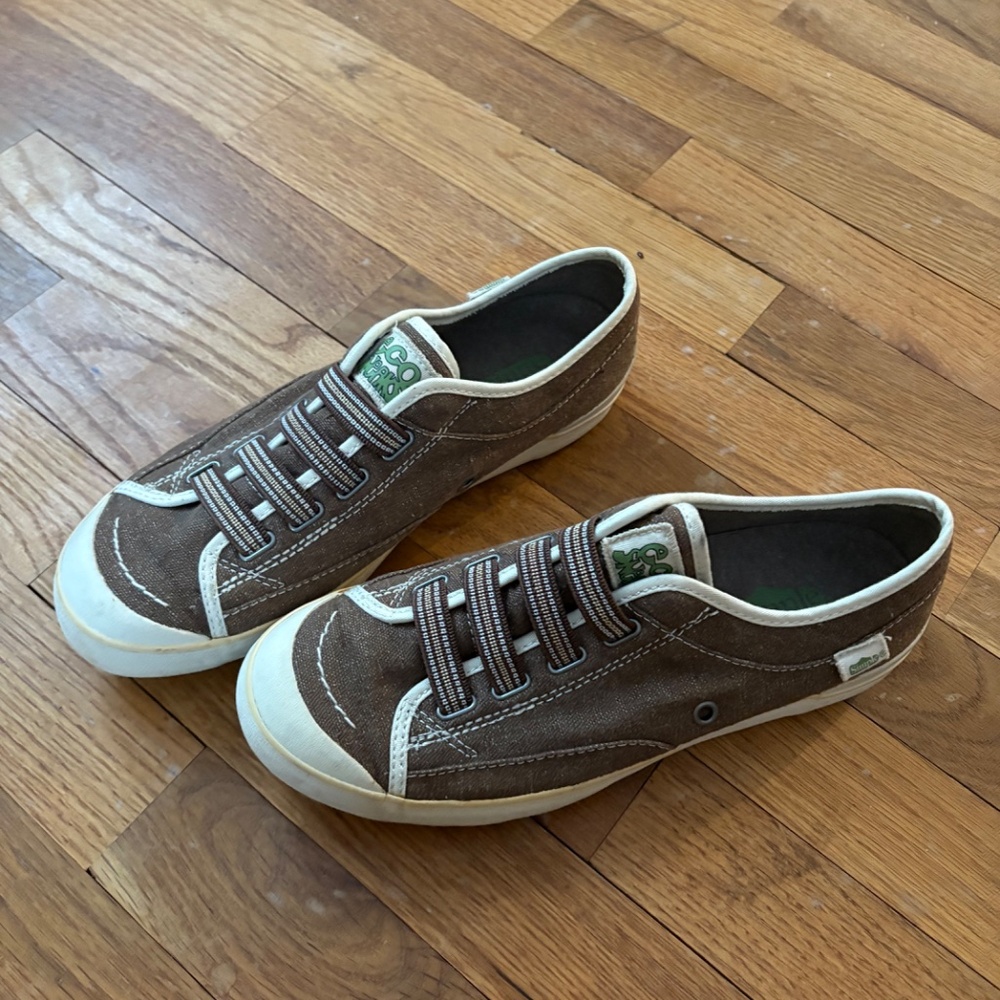 Simple Eco Sneakers - Picture 2 of 4